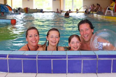 Gezin is aan het zwemmen in het binnenbad van vakantiepark Roompot Zeebad