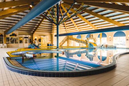 Het binnenbad met waterglijbaan op vakantiepark Roompot Zeebad