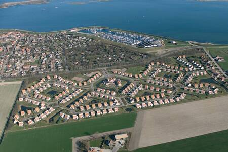 Luchtfoto van vakantiepark Roompot Zeeland Village