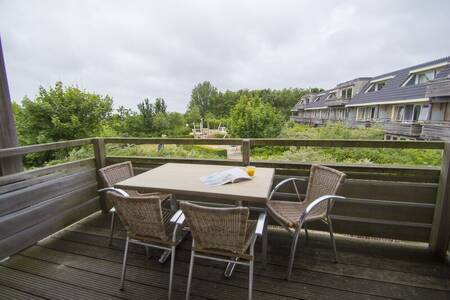 Tafel met stoelen op het balkon van een appartement op Résidence Terschelling