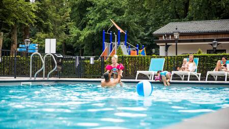 Mensen aan het zwemmen in het buitenbad van vakantiepark Topparken Bospark Ede