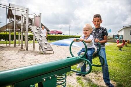 Kinderen op een wipwap in de speeltuin van vakantiepark Topparken Park Westerkogge