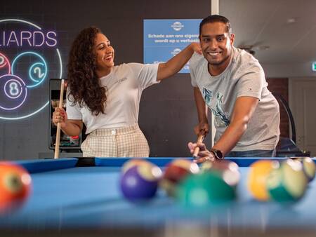 Mensen aan het poolen in de gameroom van Topparken Recreatiepark het Esmeer