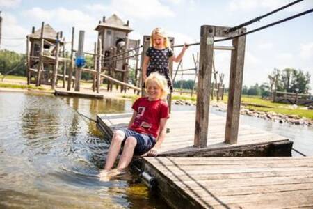Kinderen spelen in de waterspeeltuin van vakantiepark Topparken Recreatiepark het Esmeer