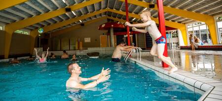 Mensen aan het zwemmen in het binnenbad van vakantiepark Topparken Recreatiepark 't Gelloo