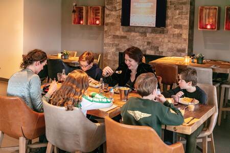 Gezin aan het eten in het restaurant op vakantiepark Topparken Residence Lichtenvoorde