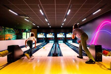 Kinderen aan het bowlen op de bowlingbaan van vakantiepark Topparken Resort Veluwe