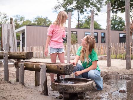 Kinderen spelen met water in een speeltuin op vakantiepark Topparken Résidence De Leuvert