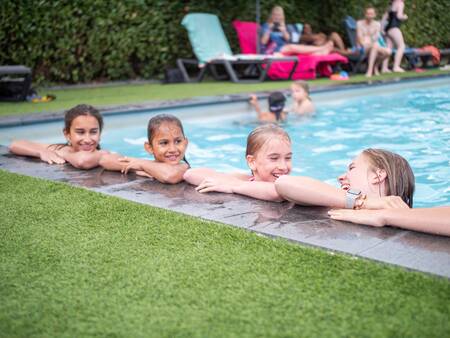 Kinderen in het zwembad van vakantiepark Topparken Résidence De Leuvert