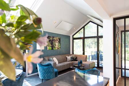Woonkamer van een vakantiehuis op vakantiepark Topparken Résidence Lage Vuursche