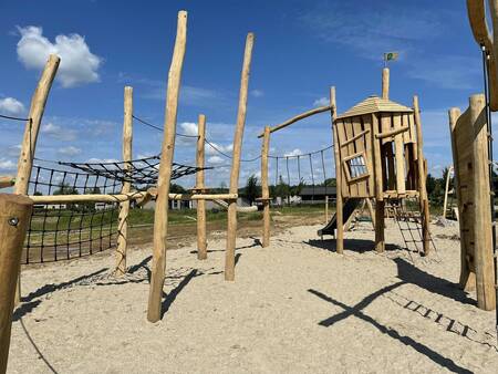 Speeltuin met houten speeltoestellen op vakantiepark Topparken Résidence Valkenburg