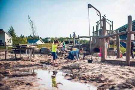 Kinderen aan het spelen in de speeltuin van vakantiepark Ackersate