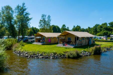 Safaritenten pal aan het Bergumermeer op vakantiepark Bergumermeer