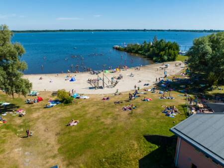 Strand van vakantiepark Bergumermeer aan het Bergumermeer