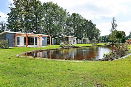 Vakantiehuizen rondom een vijver op Vakantiepark De Lochemse Berg