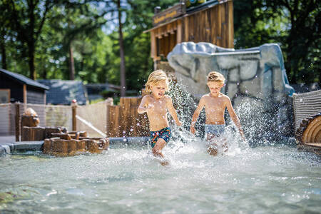Kinderen spelen in het buitenbad van vakantiepark De Rimboe en De Woeste Hoogte