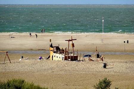 Speeltoestel op het strand in de Vrouwenpolder bij vakantiepark Fort den Haak