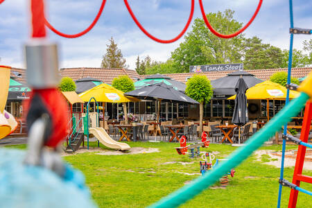 Restaurant 'Tante Stoof' met terras en grote speeltuin op vakantiepark Hellendoorn
