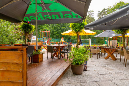 Het terras van restaurant 'Tante Stoof' op vakantiepark Hellendoorn