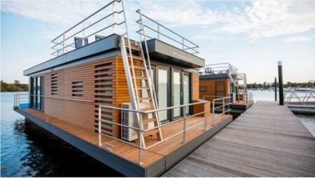 "Floating House", een soort van woonboot op het Leukermeer op vakantiepark Leukermeer