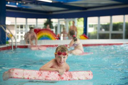 Kinderen aan het zwemmen in het binnenbad van vakantiepark Mölke
