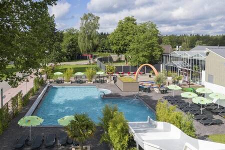 Het buitenbad met brede glijbaan op vakantiepark 't Rheezerwold