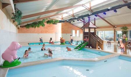Mensen aan het zwemmen in het binnenbad van vakantiepark 't Rheezerwold