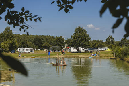 Kampeerplaatsen aan het recreatiemeer van vakantiepark Wilsumer Berge