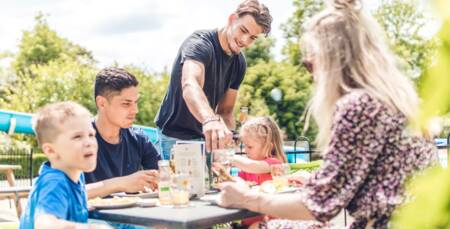 Gezin op het terras van eetcafé De Bosgraaf op Veluwepark de Bosgraaf