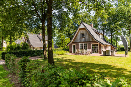 Vakantie villa met ruimte tuin op vakantiepark Villapark Hof van Salland