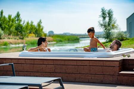 Jacuzzi in de tuin van een luxe villa op Z'andvillas De Groote Duynen